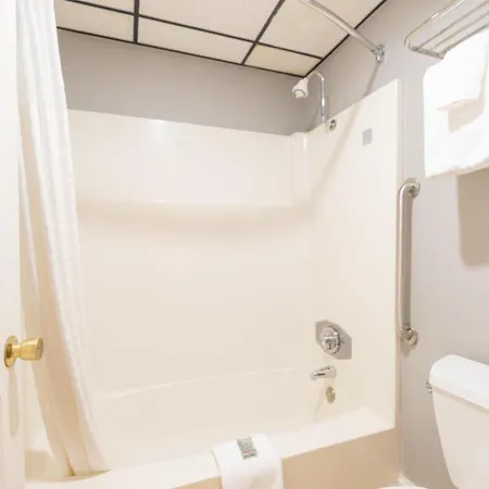 Fireside Inn And Suites Bangor-2